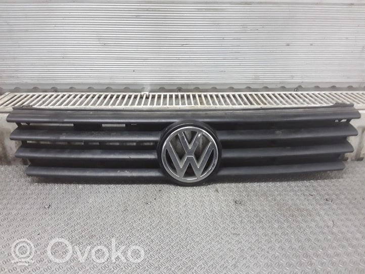 Volkswagen PASSAT B4 Grotelės viršutinės 3A0853653B