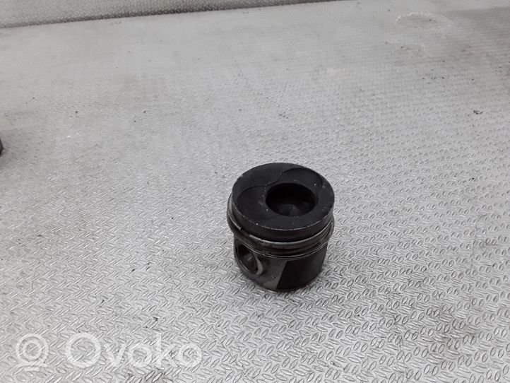 Volkswagen PASSAT B5.5 Piston 