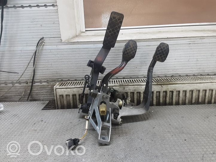 Volkswagen PASSAT B5 Pedal assembly 8D1721117D