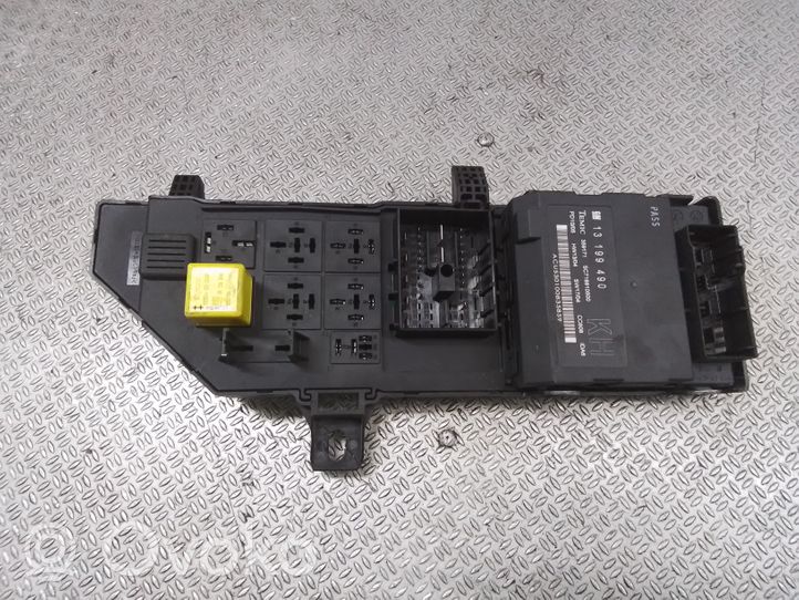 Opel Vectra C Module de fusibles 13181984