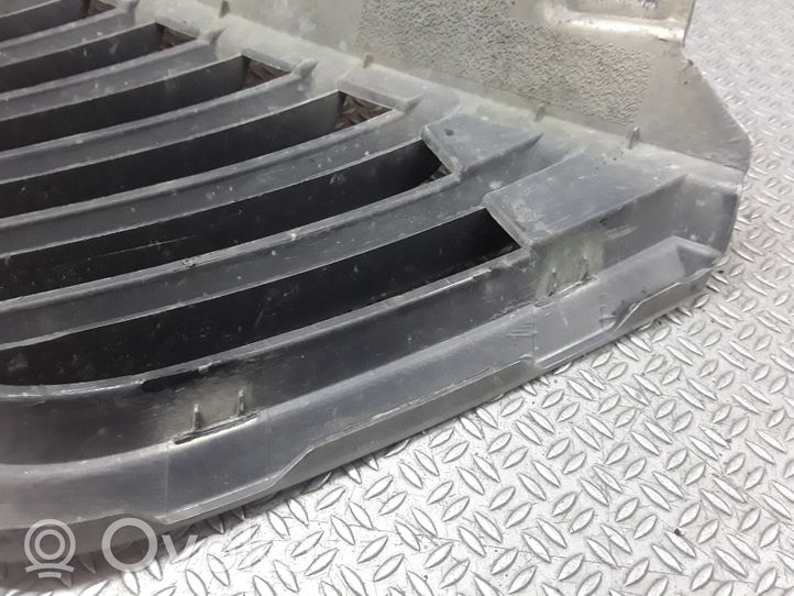 Mitsubishi L200 Grille calandre supérieure de pare-chocs avant MN142327