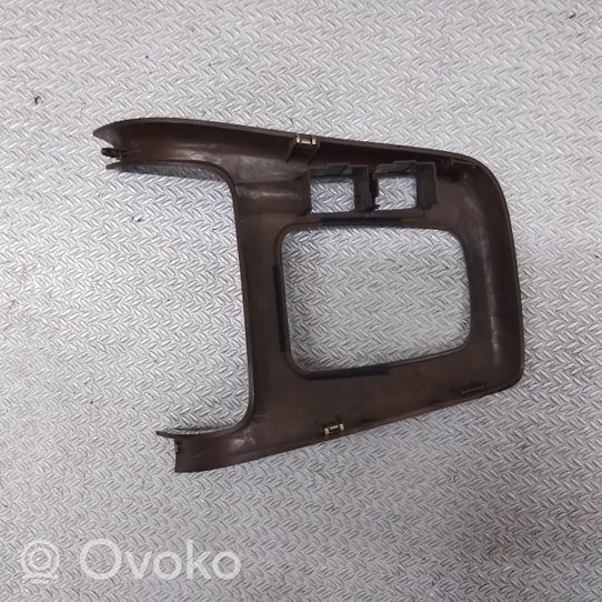 Subaru Outback Ramka drążka zmiany biegów 