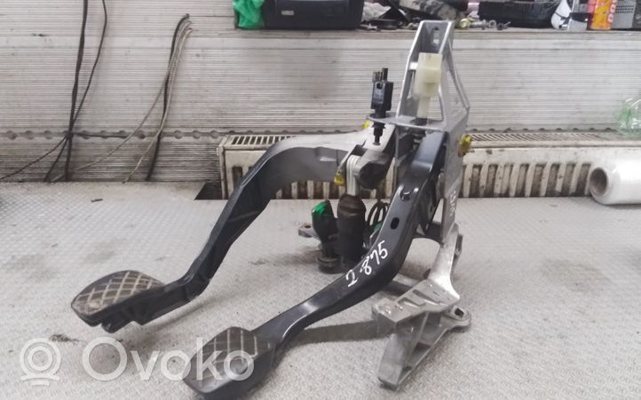 Volkswagen PASSAT B5.5 Pedal assembly 8D1721117K