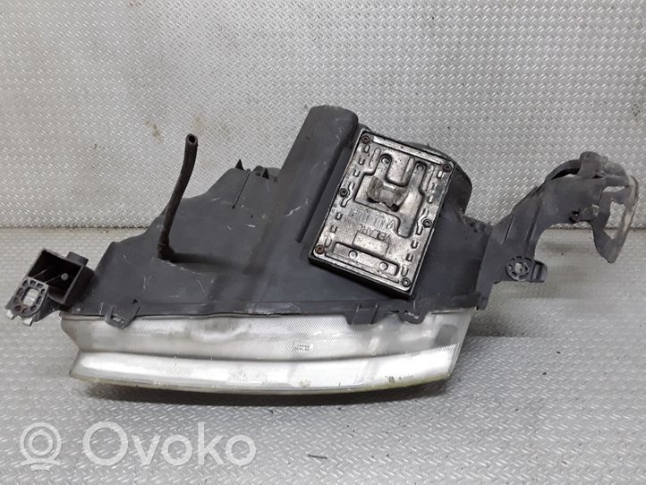 Saab 9-5 Lampa przednia 89008301