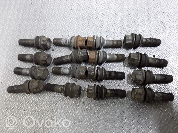 Volkswagen Touareg I Nuts/bolts 
