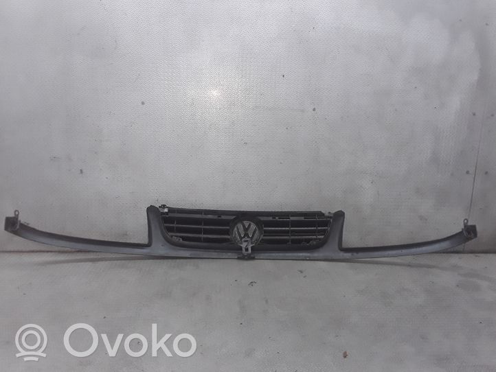 Volkswagen PASSAT B4 Grille calandre supérieure de pare-chocs avant 