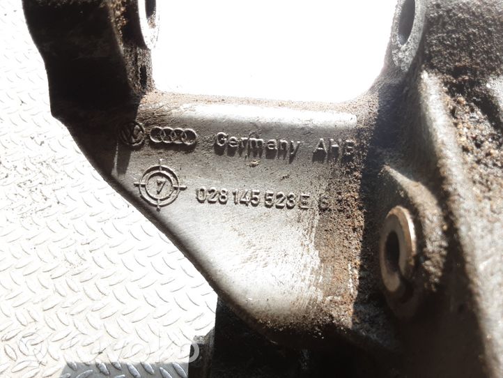 Ford Galaxy Ohjaustehostimen pumpun kannake 028145523E