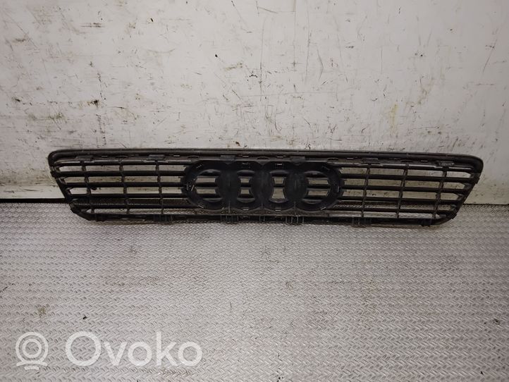 Audi A4 S4 B5 8D Grotelės viršutinės 8D0853651E