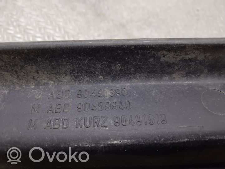 Opel Omega B1 Etupuskurin ylempi jäähdytinsäleikkö 90491397