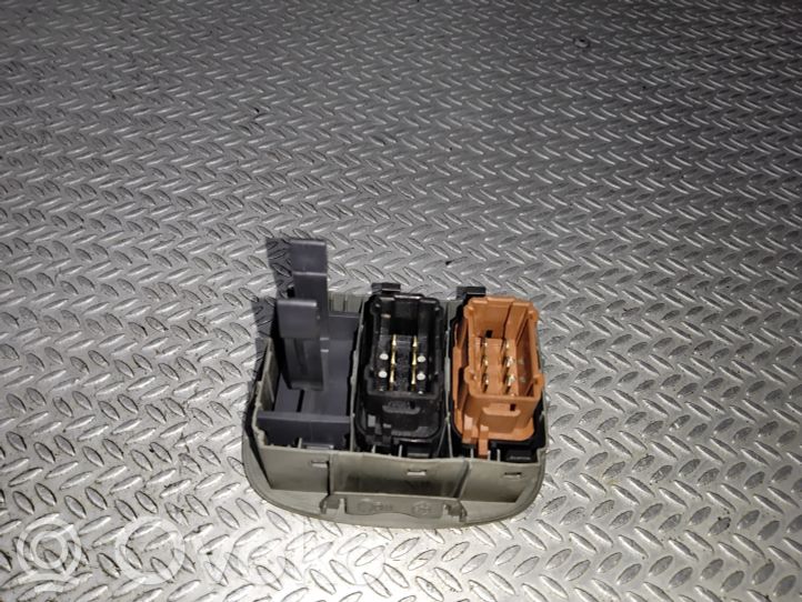 2648804 Opel Vivaro Central locking switch button, 6.00 € | RRR