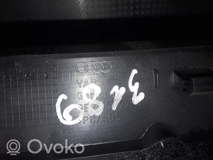 Audi A4 S4 B7 8E 8H Poszycie / Tapicerka tylnej klapy bagażnika 8E9867973A