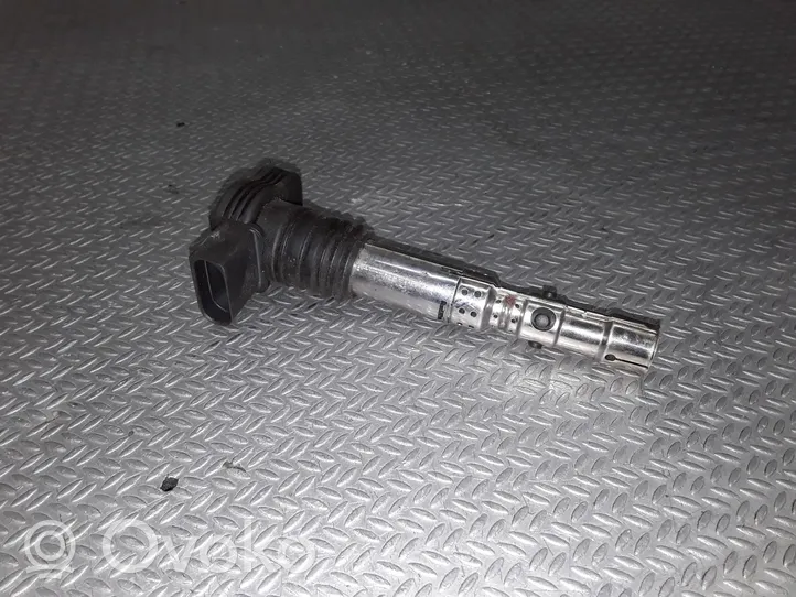 Audi A4 S4 B6 8E 8H Bobine d'allumage haute tension 06A905115D