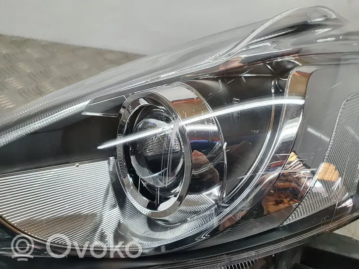 Toyota Prius+ (ZVW40) Lampa przednia 
