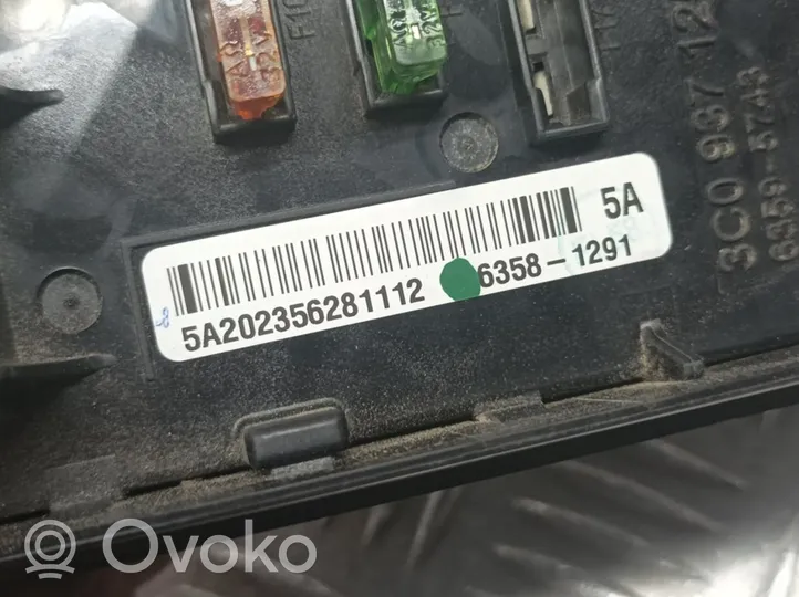 Volkswagen Tiguan Ramka / Moduł bezpieczników 3C0937125A