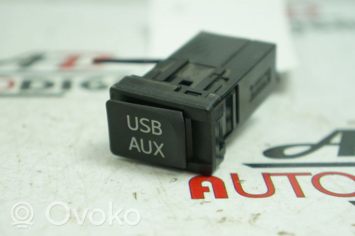 Subaru Trezia Connecteur/prise USB 8619048030