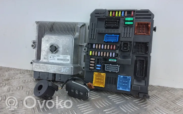 Peugeot 208 Komputer / Sterownik ECU i komplet kluczy 9815023380