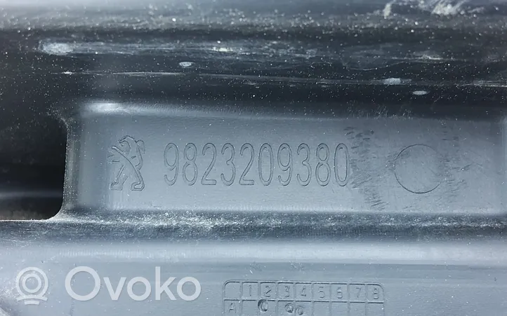 Peugeot 208 Mocowanie narożnika zderzaka tylnego 9823209380