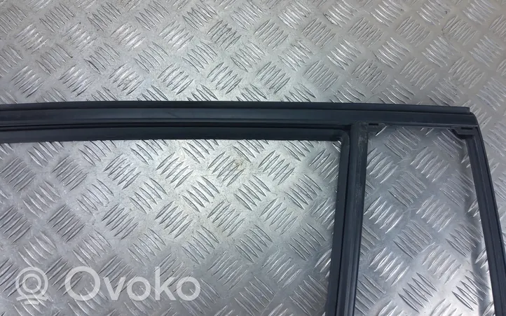 Volvo V60 Takaoven ikkunalasin kumitiiviste 33304887