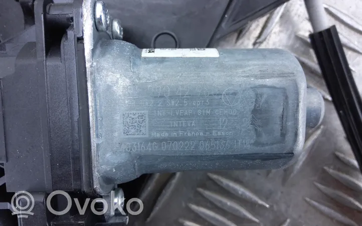 Peugeot 208 Elektryczny podnośnik szyby drzwi przednich 9829043380