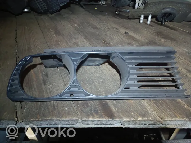 BMW 3 E30 Listwa pod lampę przednią 18760920