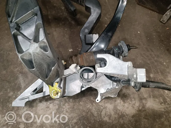 Volkswagen PASSAT B5 Pedal assembly 8d1721117d