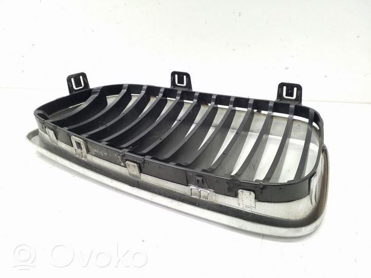 BMW 1 E81 E87 Grille calandre supérieure de pare-chocs avant 51137179656