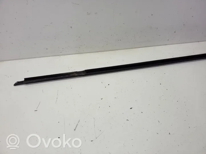 Porsche Cayenne (92A) Rivestimento modanatura del vetro della portiera anteriore 7P0837477