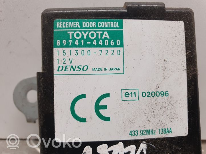 Toyota Avensis Verso Oven keskuslukituksen ohjausyksikön moduuli 8974144060