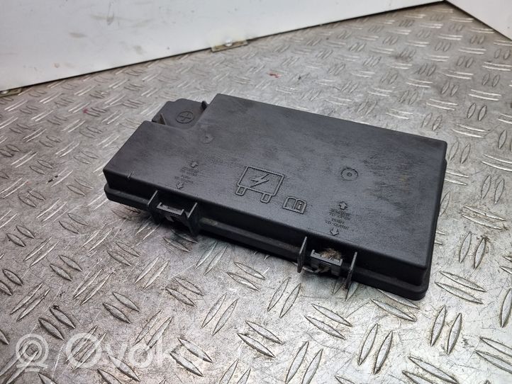 Dodge Journey Tapa de caja de fusibles R62337001