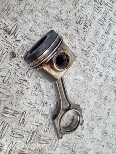 Volvo V40 Piston avec bielle 82L175