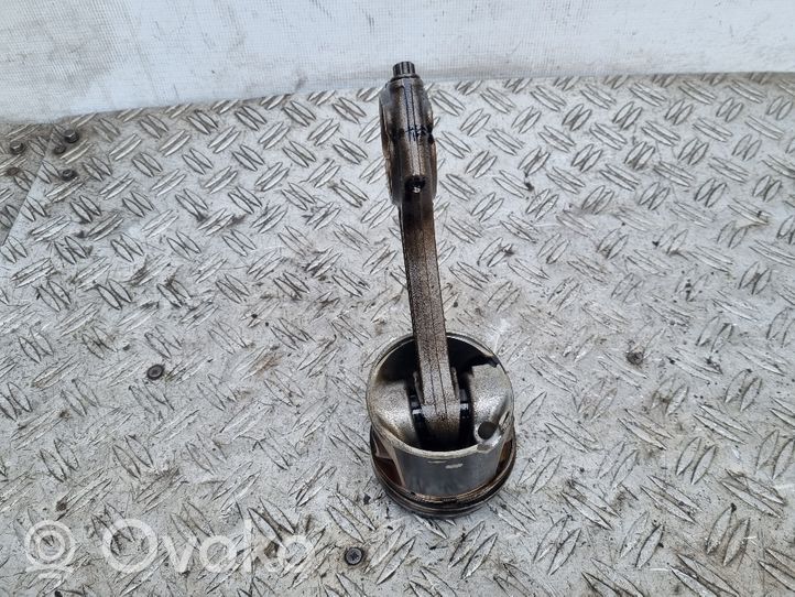 Volvo V40 Piston avec bielle 82L175