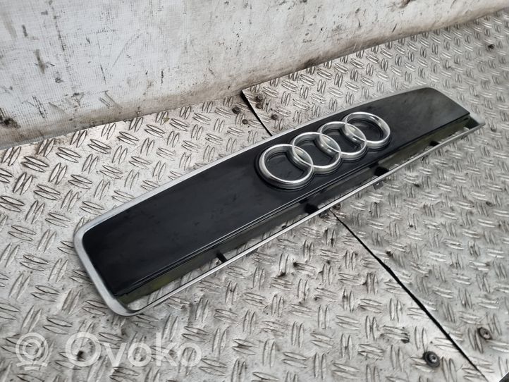 Audi A2 Etupuskurin ylempi jäähdytinsäleikkö 8Z0853321