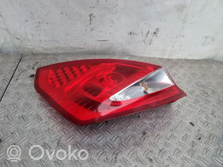 Ford Fiesta Luz trasera/de freno 8A6113405A