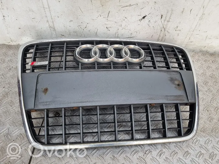 Audi A4 S4 B7 8E 8H Grotelės viršutinės 8E0850651M