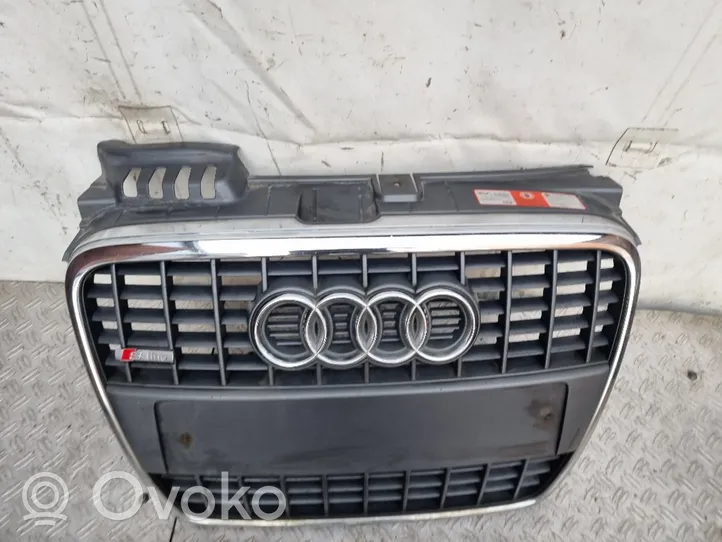 Audi A4 S4 B7 8E 8H Grotelės viršutinės 8E0850651M