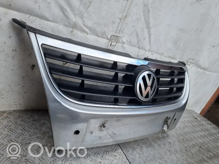 Volkswagen Touran I Etupuskurin ylempi jäähdytinsäleikkö 1T0853651D