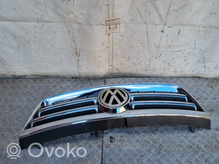 Volkswagen Touareg I Grille calandre supérieure de pare-chocs avant 7L6853651A