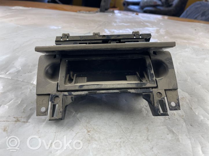 Audi A4 S4 B7 8E 8H Popielniczka przednia tunelu środkowego 8E0857951