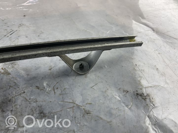 Opel Zafira B Rail de pare-brise de porte avant 13132428