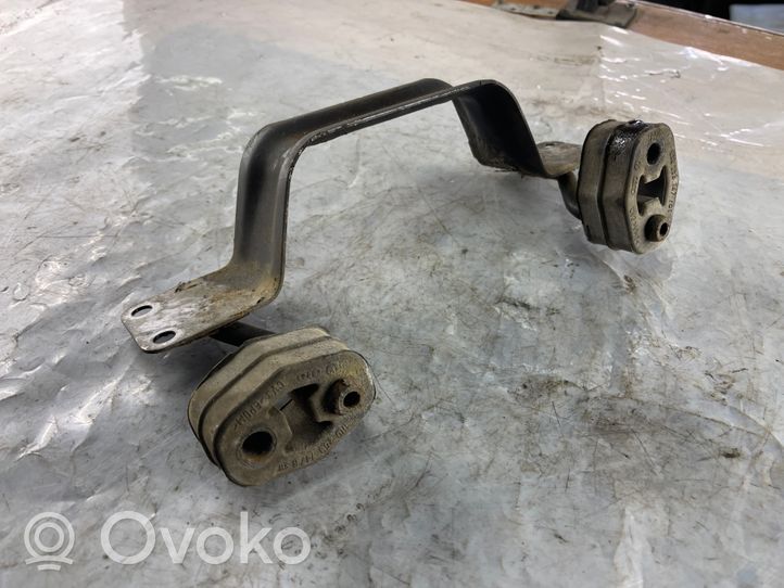 Volkswagen Polo IV 9N3 Staffa/supporto di montaggio della marmitta 6Q0253461B