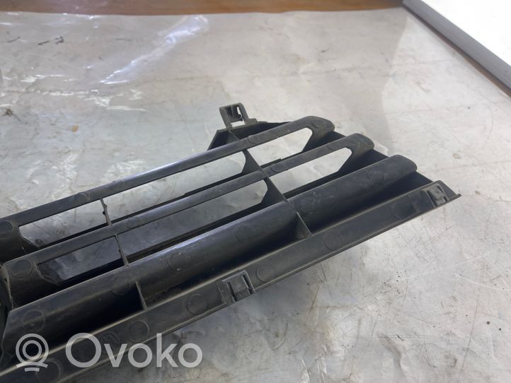 Volkswagen Polo IV 9N3 Griglia superiore del radiatore paraurti anteriore 6N0853651