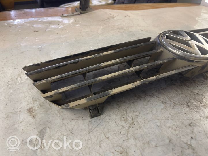 Volkswagen Polo IV 9N3 Grille calandre supérieure de pare-chocs avant 6N0853651