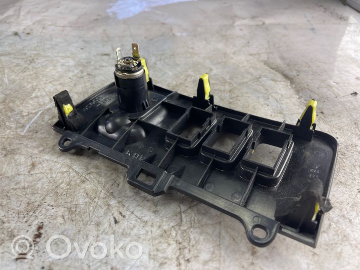 Toyota Land Cruiser (J120) Presa 12V (anteriore) 5883160030