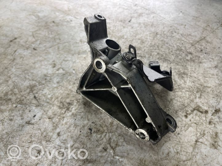 Mercedes-Benz E W210 Ohjaustehostimen pumpun kannake R6062360230