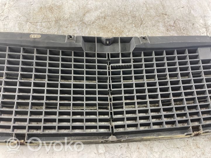 Mercedes-Benz E W210 Grille de calandre avant 2108880023