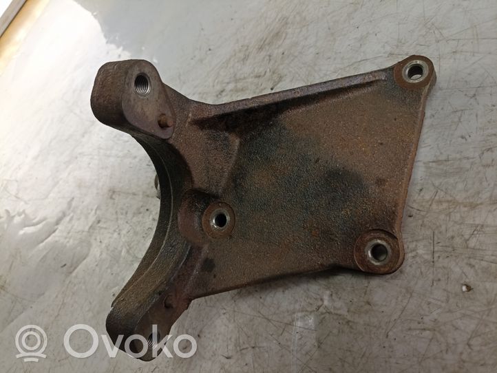 Mitsubishi Grandis Vetoakselin tukilaakerin kiinnike 6517