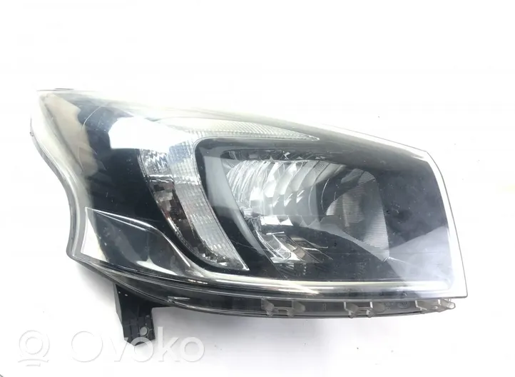 Opel Vivaro Headlight/headlamp 260108099R