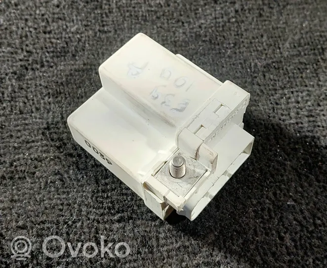 BMW 5 E39 Przekaźnik / Modul układu ogrzewania wstępnego 2247664