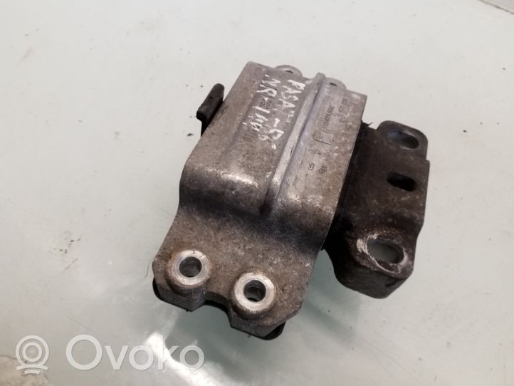 Volkswagen PASSAT B6 Supporto di montaggio del motore 3C0199555