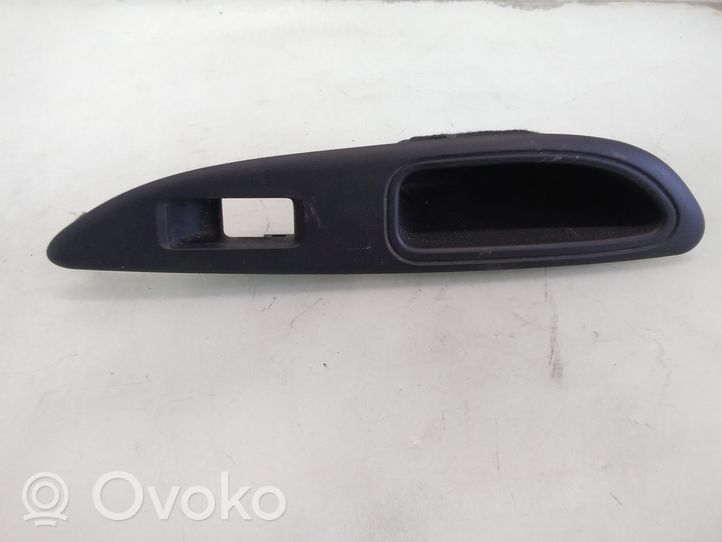 Nissan Primera Support bouton lève vitre porte arrière 82961AV760